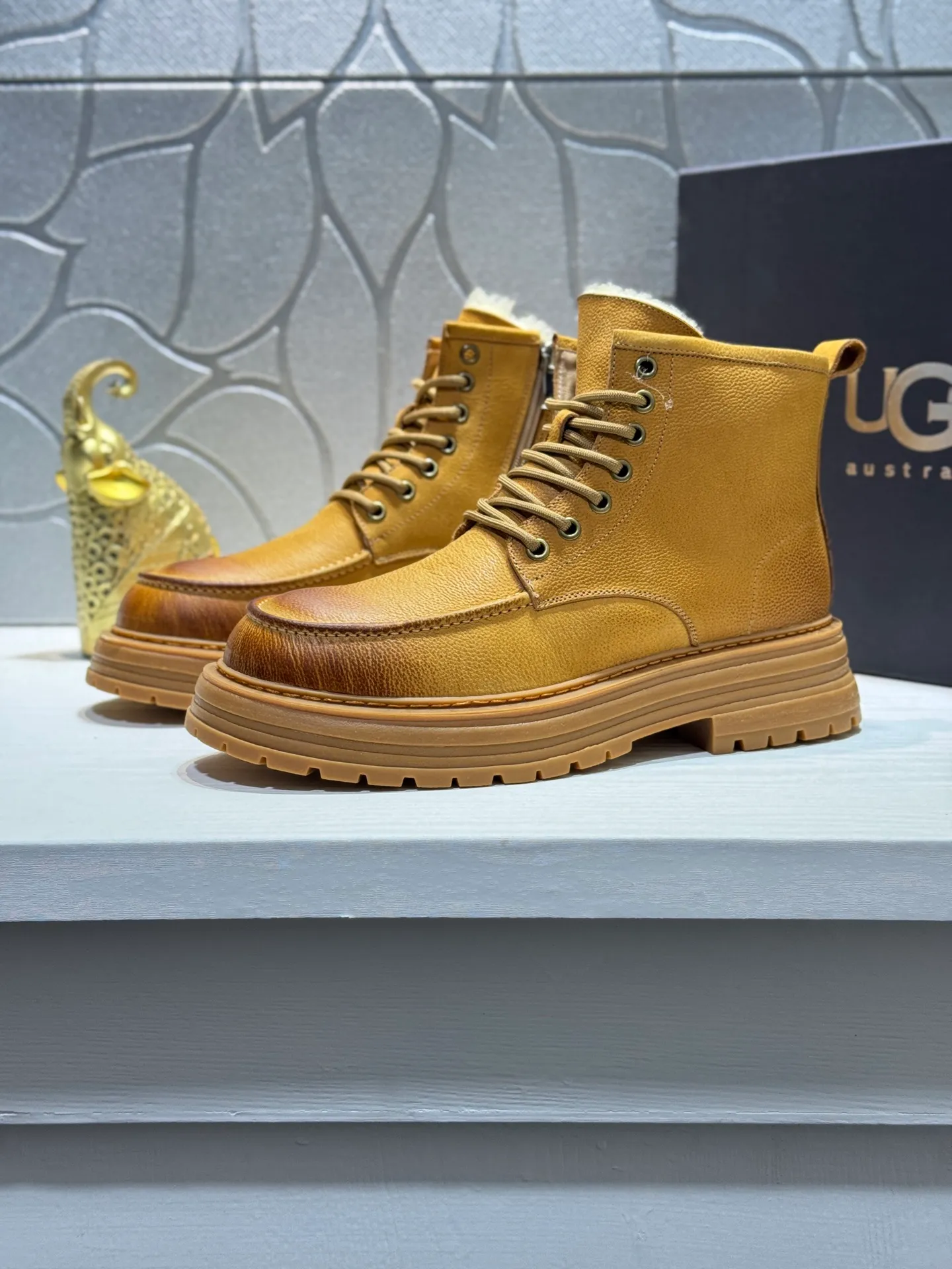 Men's men's shoes 💰660 [New style] 🦥🦥UGG - high-end quality 🔥Australian imported wool 🔥Full fur original single entry and exit counter without pressure, let you feel no replacement 💏The upper is made of first-layer cowhide 'all original Australian wool' Strict men's boots thick wool can be distinguished by the naked eye 💓Real wool keeps warm and does not smell like feet, warms the whole winter ✨Carefully crafted for those who know the goods🔥Size: 38-44 (45 customized